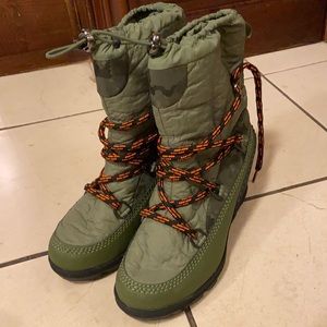 Like new Sorel army green snow/rain boots.